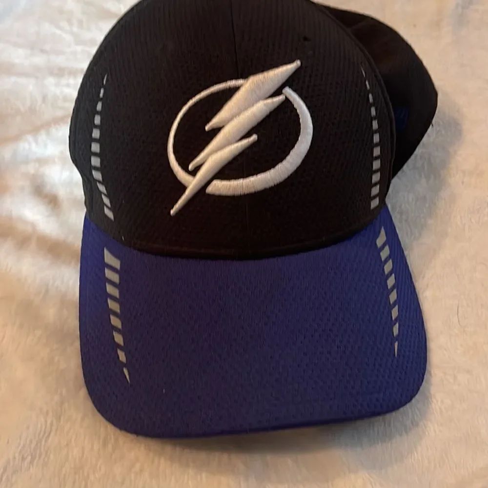 Tampa bay lightning Hat fitted small - medium - Picture 3 of 6